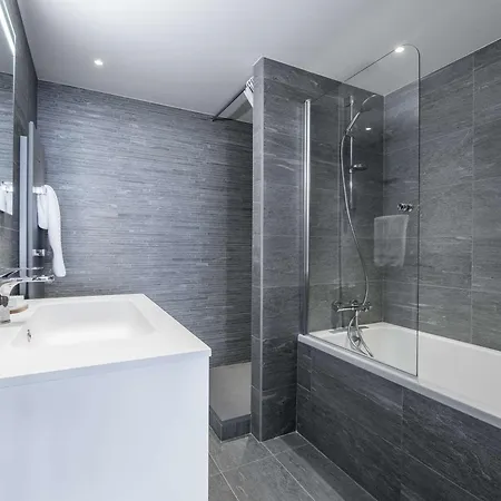 76m², 6-7 Pers, Village, Pied Des Pistes, Centre, Balcon, Spa, Parking, Wi-fi. - Fr-1-631-202 * Courchevel